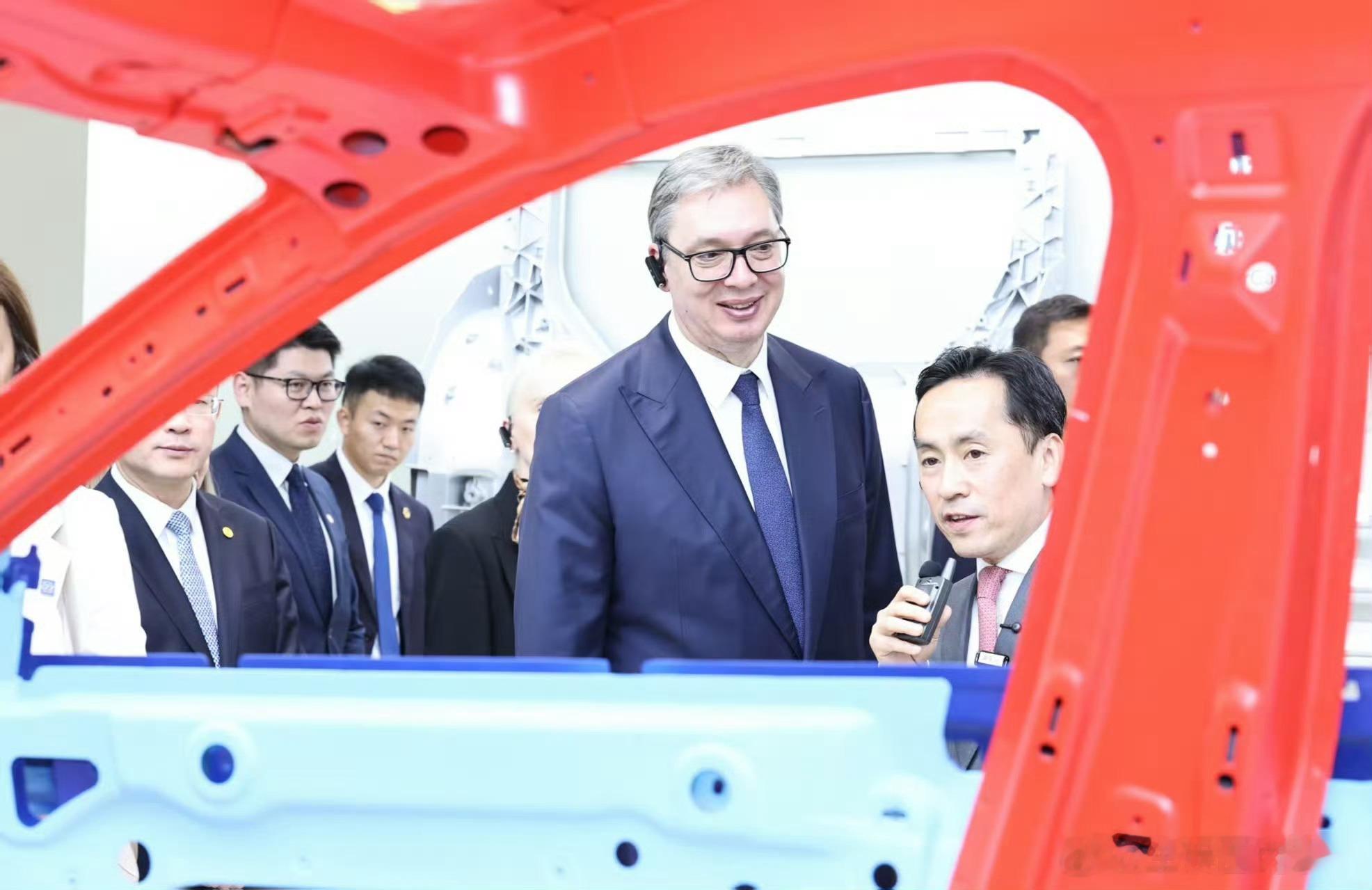 武契奇到小米汽车工厂参访塞尔维亚总统抵达小米汽车工厂参访，这下小米超级工厂真成
