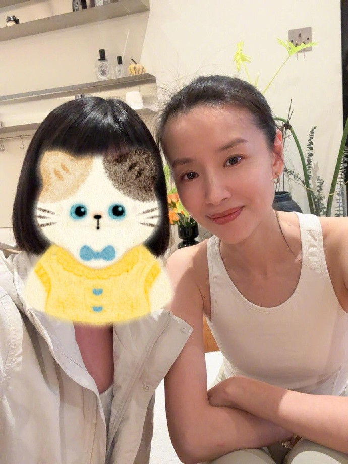偶遇董洁上普拉提课董洁45岁状态有网友偶遇上普拉提课，照片中董洁身穿运动套装