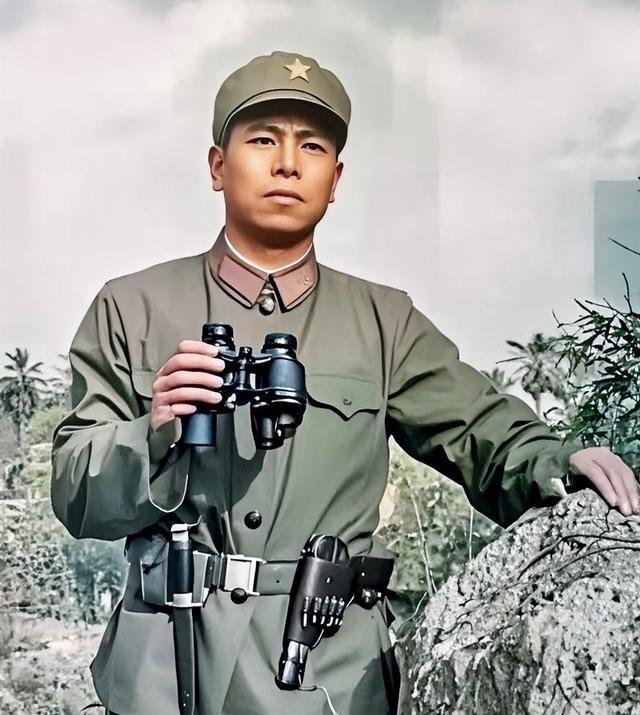1981年，41军侦察连连长崔英顺牺牲前的最后一张照片。他一身戎装，手拿望远镜，