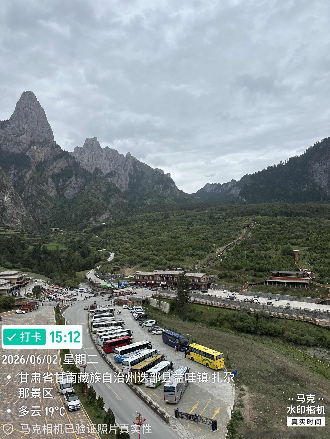 下午继续游玩，高原地区气候善变，上午阳光明媚，下午就开始沥沥下小雨，不过还好不影