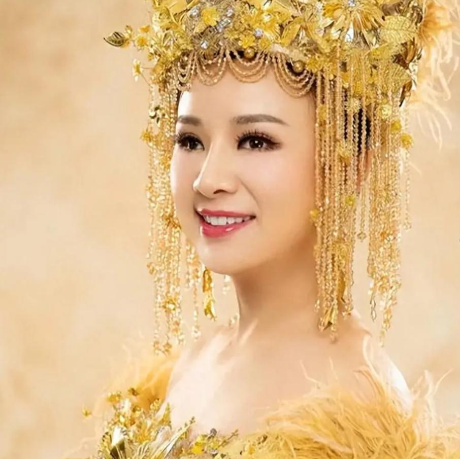 7年前，盲人女歌手刘赛不顾反对，把自己嫁给这个一贫如洗的农村小伙。愿意倒贴一套婚