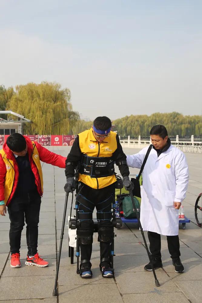 现场暖心一幕！展会中国企业展台暖心出圈行动不便人士穿戴国产康复外骨骼机器人，在