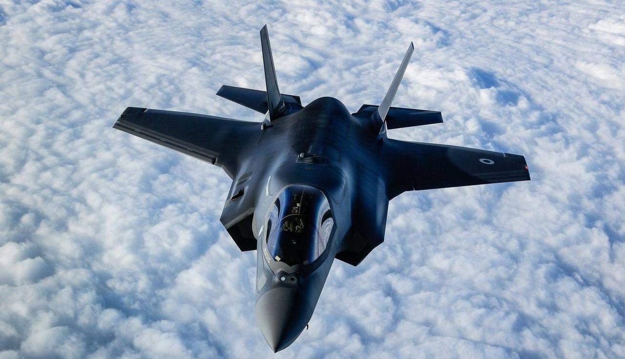 美军曾经一直搞不明白，为啥自己的主力战机F-35刚从日本基地起飞，飞行不到200