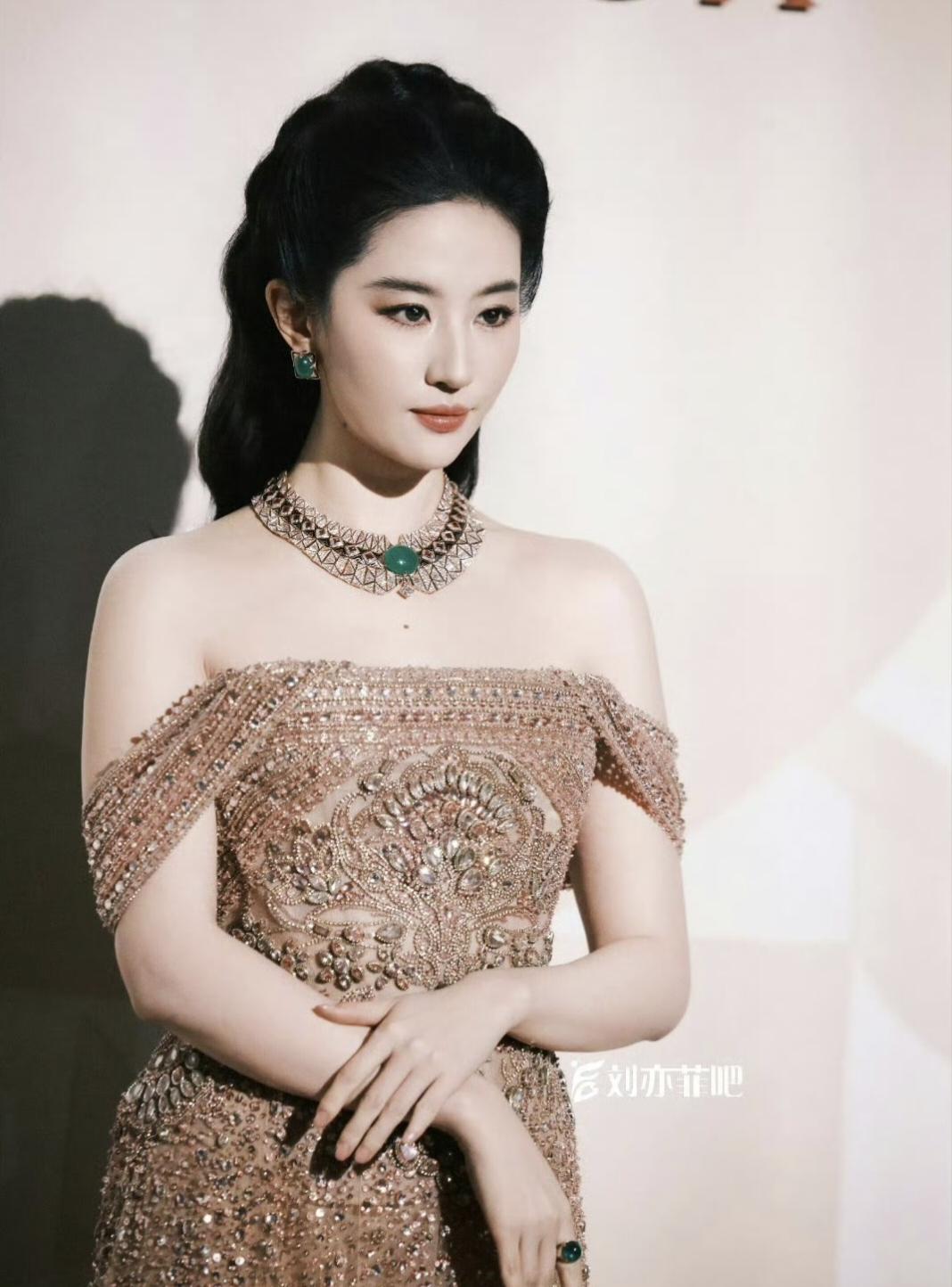 宝格丽晚宴三美全球品牌代言人刘亦菲，身穿ES满钻一字肩礼裙。中国区代言人蔡依