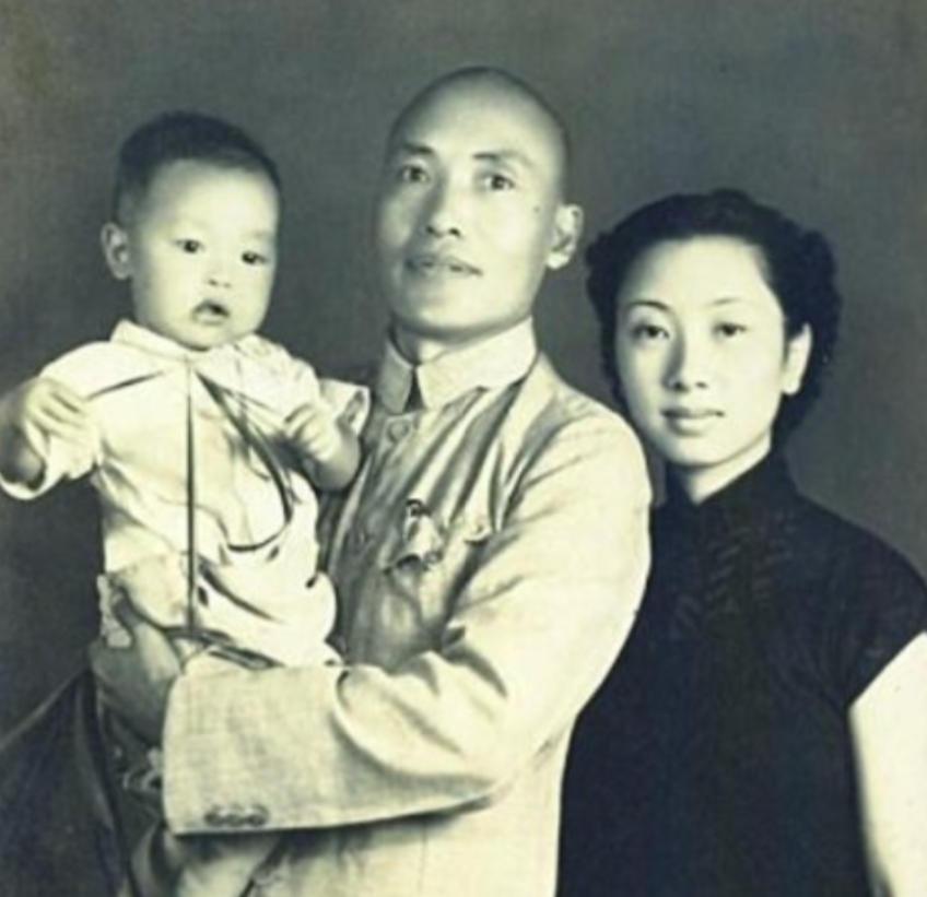 1936年，一名国民党中将跟随红军走完长征，谁知等到了延安，毛主席却对他挥了挥手