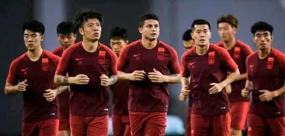这场比赛国足的胜率高达99.9%看好中国男足至少2：0拿下对手或者会打出下面这
