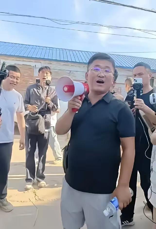 同样是老同事，大鹏对待姜涛和大冰的态度，截然不同。如果姜涛现在是顶流网红，估计大