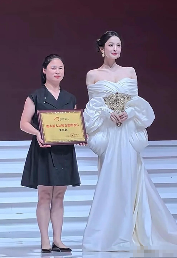 都说杨颖很美，我觉得照片中的古力娜扎比杨颖漂亮的多。你看同样是在舞台上，明星就是
