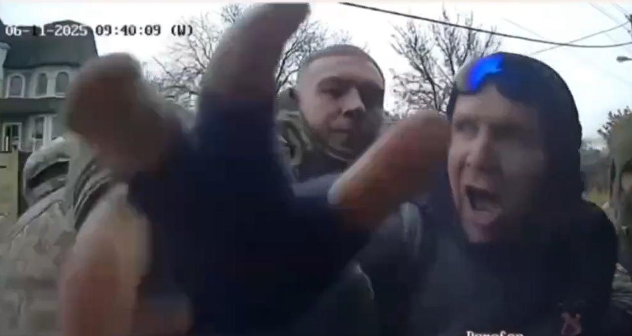 好惨的乌克兰壮男平民！监控时间写的是2025年11月6日下午，这哥们骑着自行车