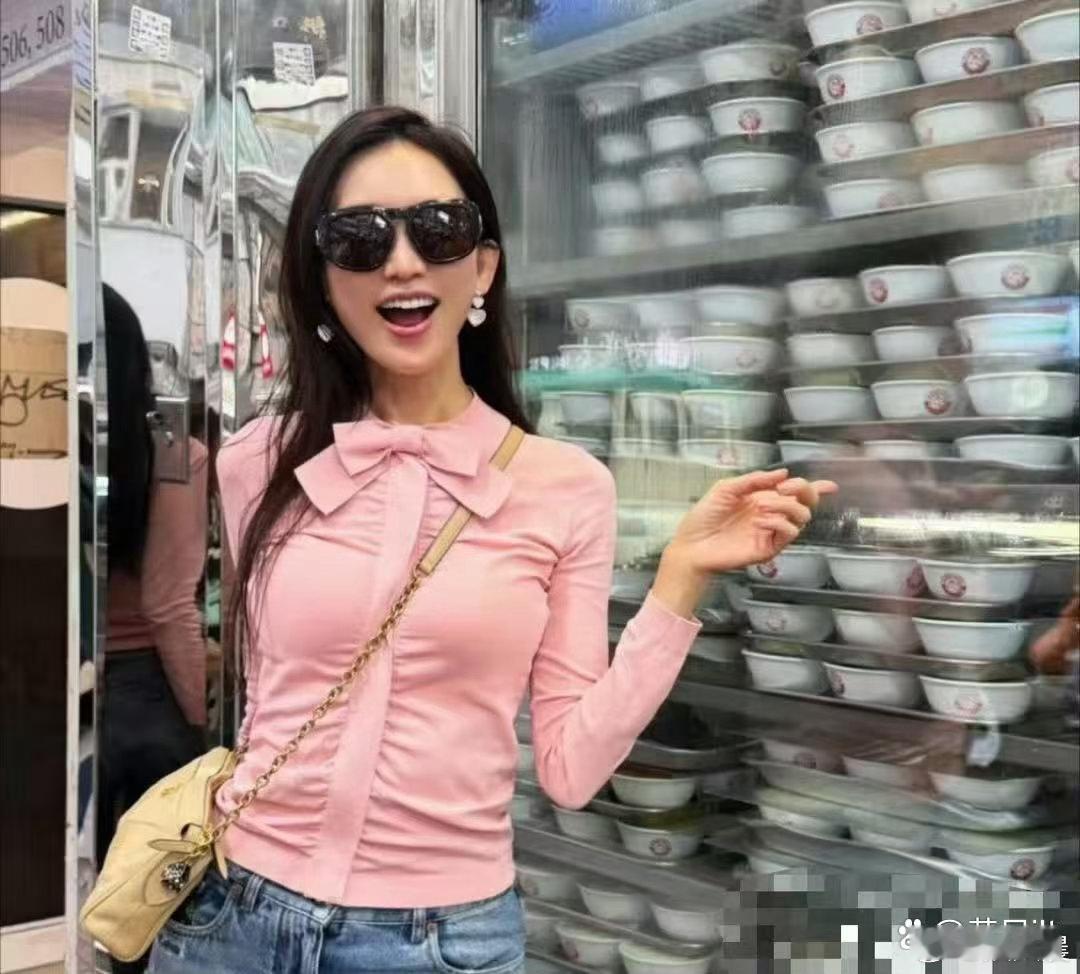 林志玲容颜气质依旧出众，52岁肌肤紧致透亮，温柔甜美，优雅风采不减当年。