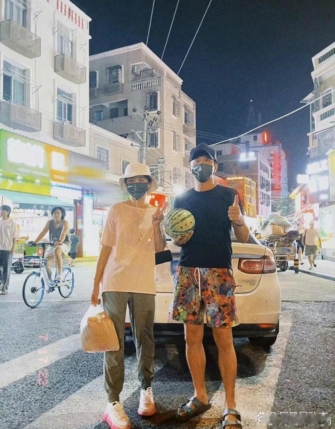 邓超孙俪现身厦门夜市！拖鞋短裤抱西瓜，打扮朴素像普通路人。
