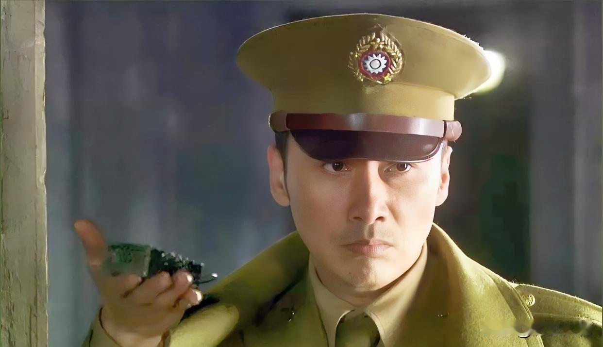 1946年3月17日，戴笠死后，军统内部一场权力暗战正在进行。所有人都以为，二号