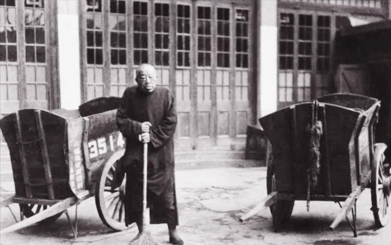 1951年，在上海的一条街角，一个胖老头正在低头扫地。路过的父子驻足观看，儿子诧