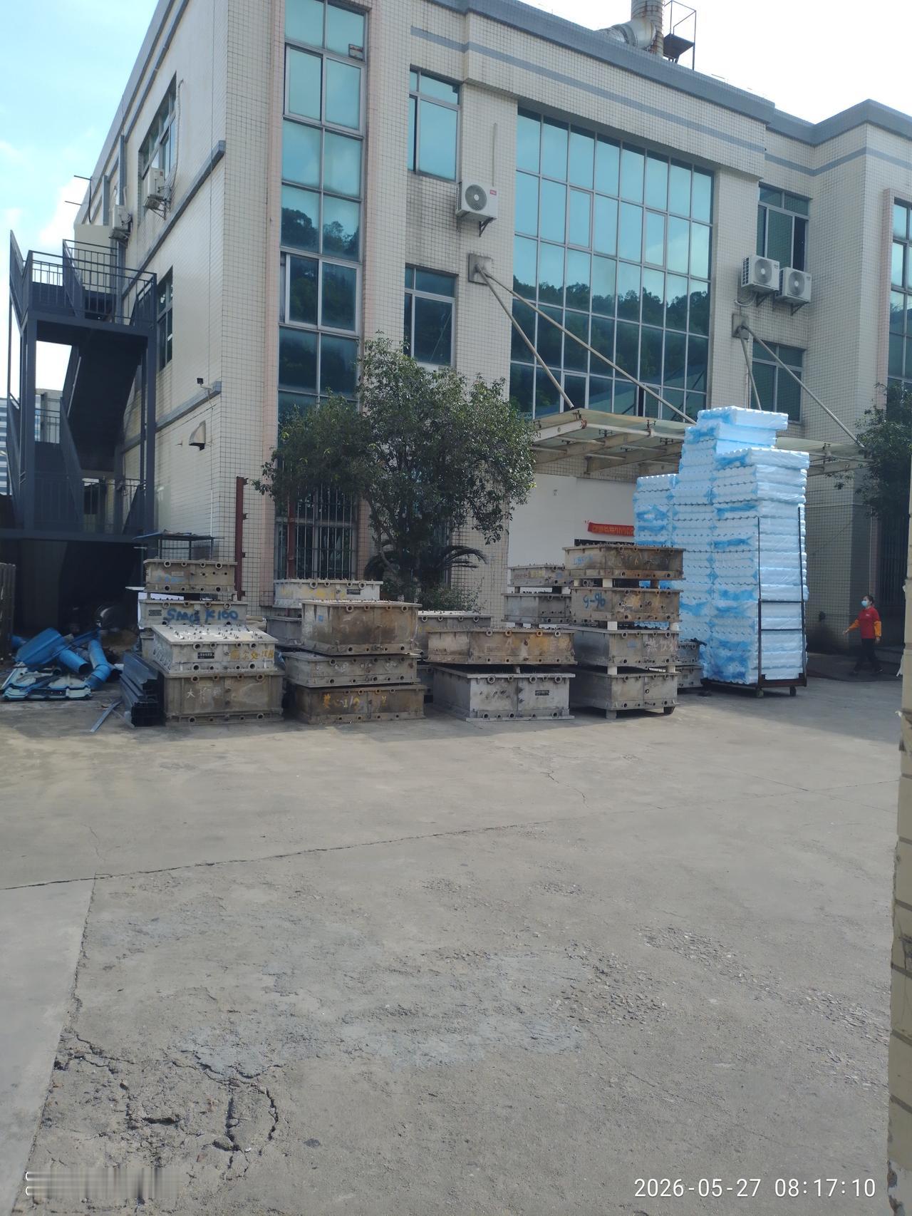 4月25号来到泡沫厂上班，已经一个多月了，今天办公室小姐把工资条拿来让我签名了，