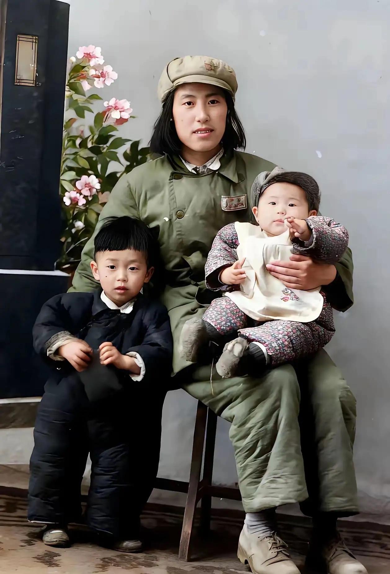 1953年冬季，一位女军人领着两个年幼的孩子到照相馆拍照。照片中的母亲身着当时最