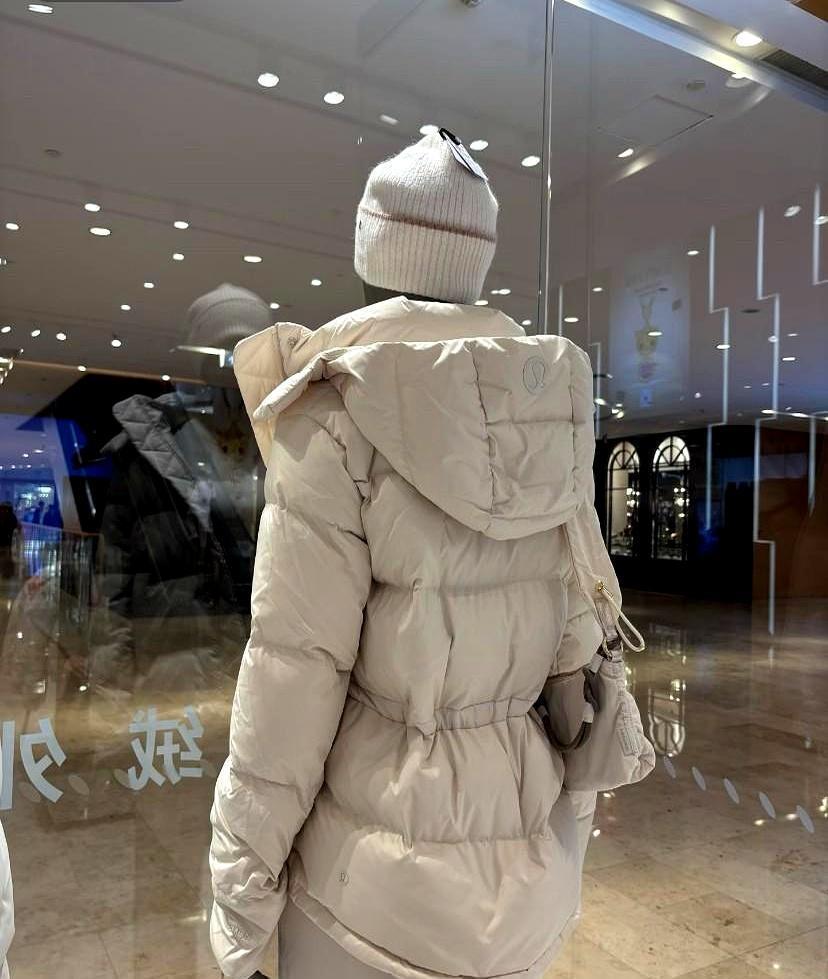 羽绒服套毛衣就冷？错在把保暖交给勒紧。新国标早把“含绒量”踢出局，标