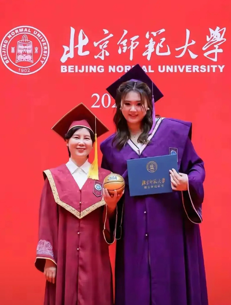 大宝贝刘禹彤刚刚率队击败美国女篮，夺得大运会金牌。又马不停蹄的回到北京师范大学领