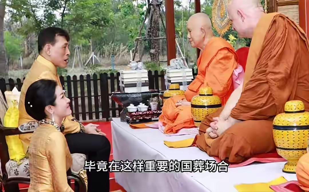 诗妮娜陪着泰王，又陪着提帮功，一副贤妻良母样。西拉米看到不知心里是啥滋味，毕竟原