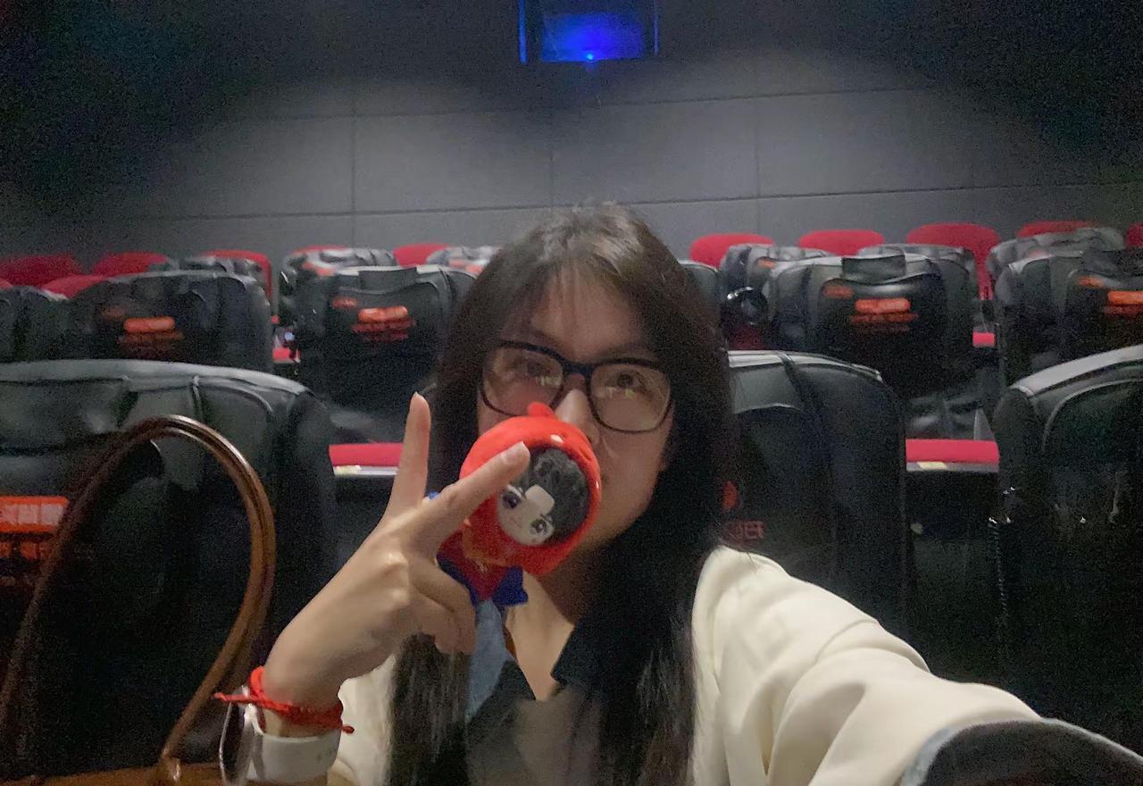 别再嘲笑年轻人追星了。数据扒开一看，72.3%的人靠这个扛住了现实。追星早已