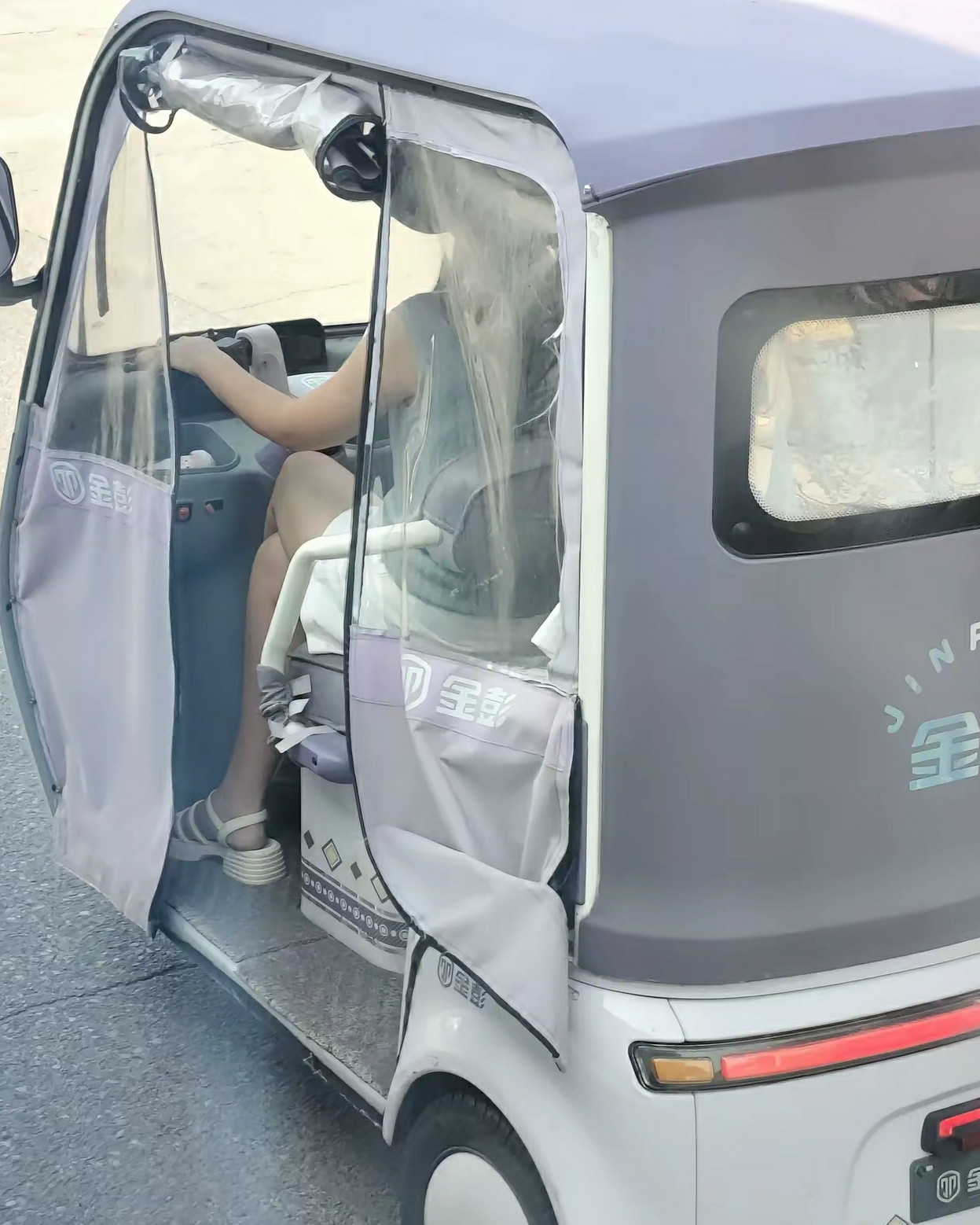 这是什么造型？这是在秀腿吗？是电动车新开法？