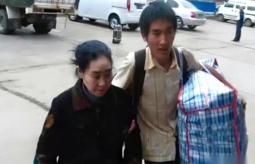 2008年，一个山东小伙，背着他患有精神病的妈，硬生生走了2000多公里，去大学