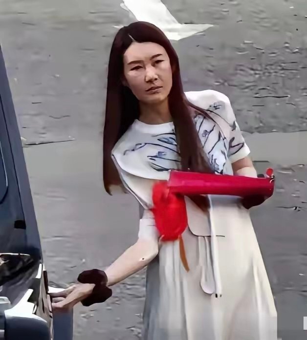 这回终于看清王宝强的现任冯清真实样貌了，简直和精修图判若两人，之前的印象一直停留