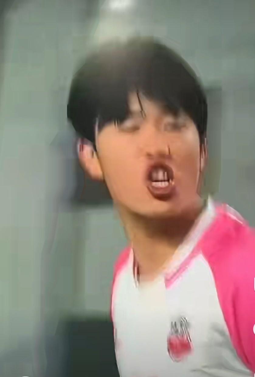 网友发视频称:真是好人啊，进了球还告诉门将，闪避！！！这个画面是发生在昨晚湘超