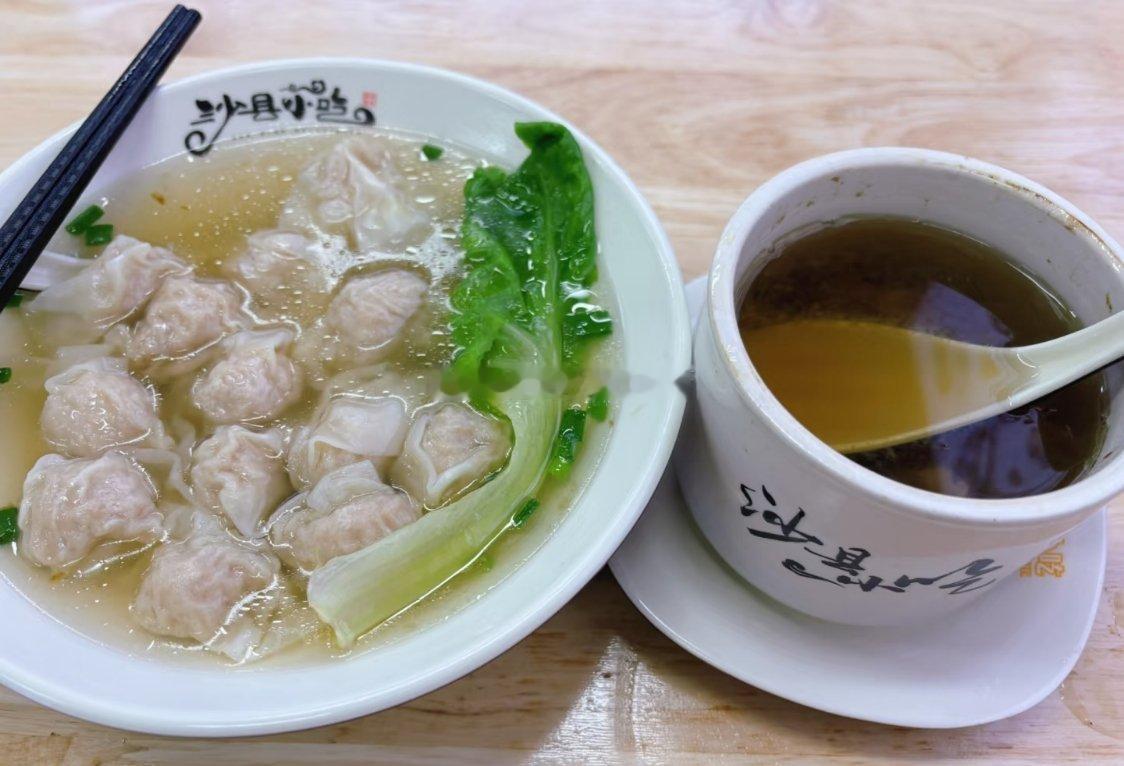 最近感冒发烧吃了两天粥，再吃粥感觉我就要归西了，下楼路过各式小吃摊烧烤摊，简直给