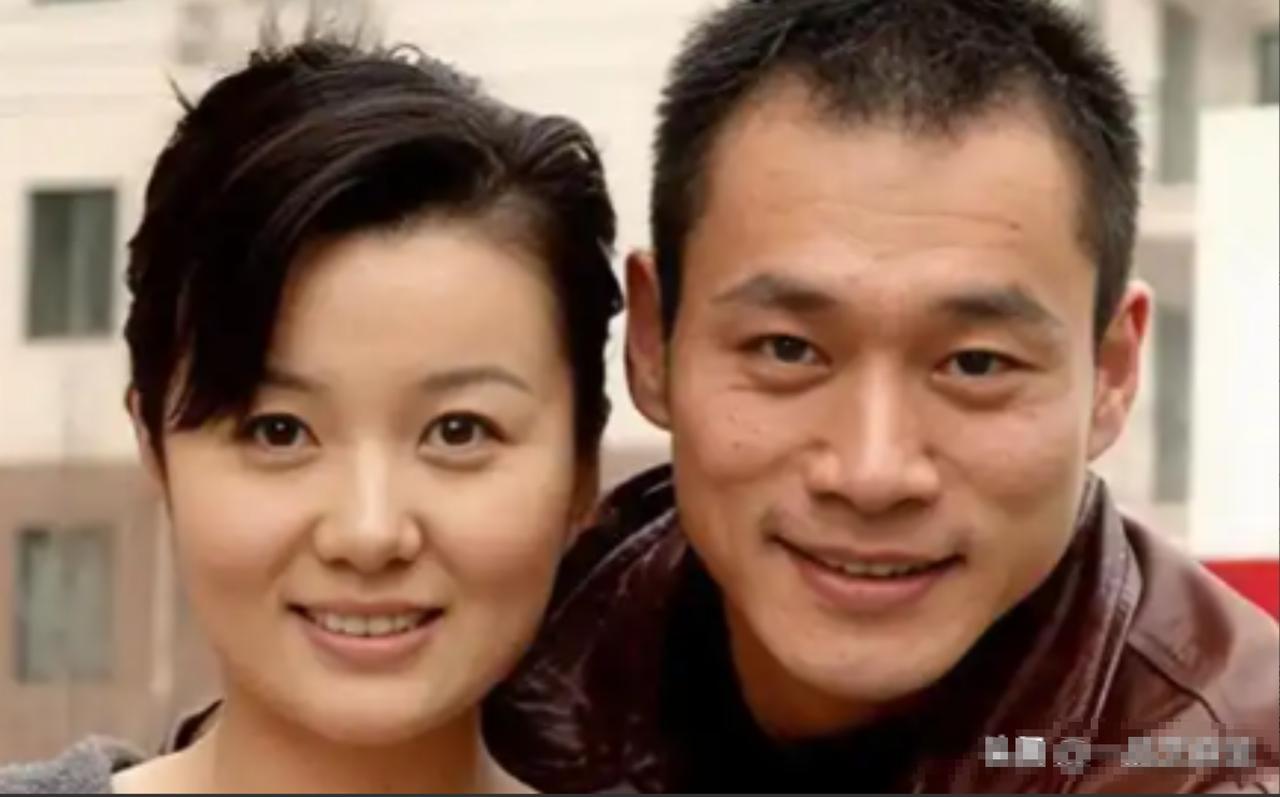 1998年，饰演“武松”的丁海峰爱上了“潘金莲”王思懿，丁海峰的妻子得知