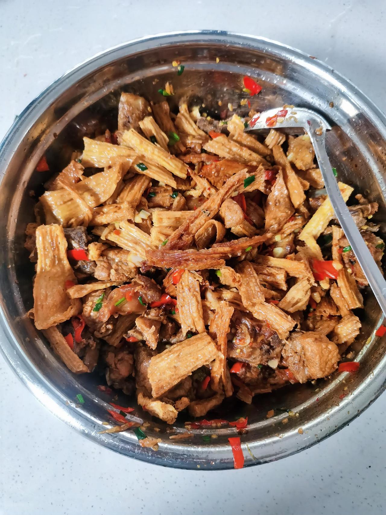 今日食堂家常菜谱：排骨炒腐竹猪肉炒荷兰豆炒青菜。在亲戚家开的店里做食堂