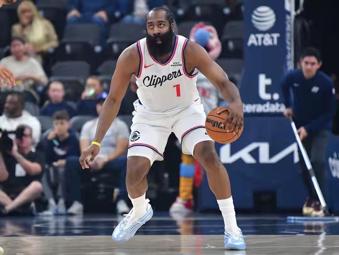 现在联盟最累的两个人就是字母哥和哈登火力全开当爹又当妈一看战绩还是在下游