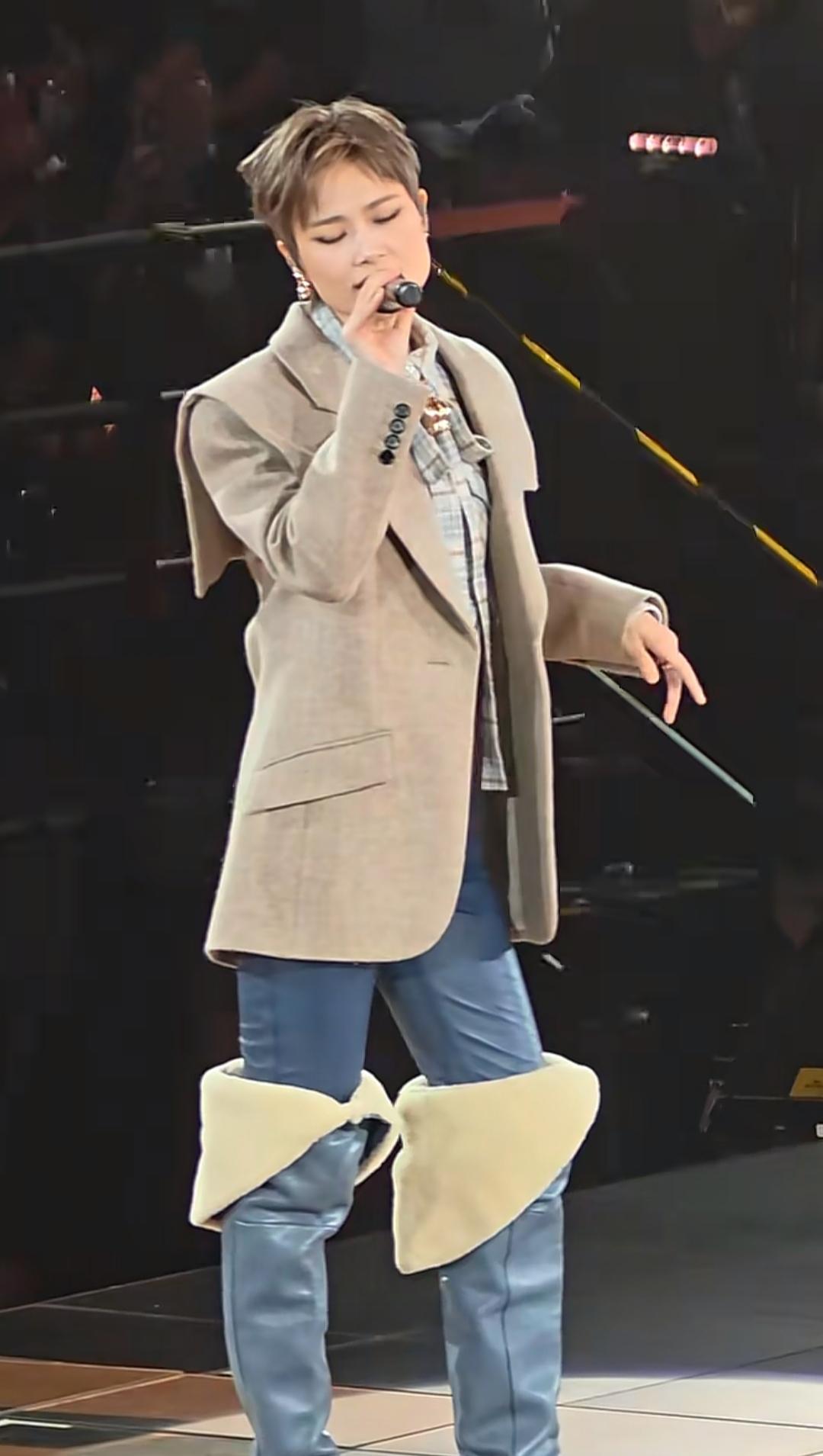 李宇春的北京演唱会，她的那身行头，远看差点没把我送走，春春唱着唱着歌，裤