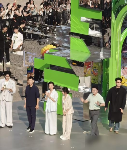黄晓明和黄渤往台上一站，青岛人的嘴是一点没饶人。黄渤先开腔，说晓明梦寐以求地成了黄博，明摆着拿博士这