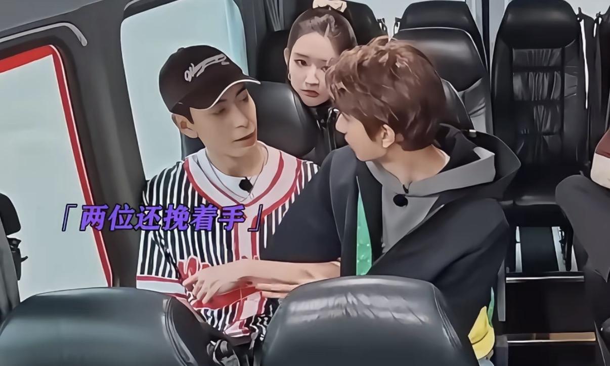 林一问陈星旭：你知道个不高的人喜欢游泳，为什么么？后座的王玉雯趴在他们的靠椅