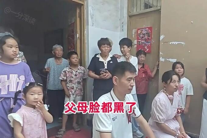 高中女生挺5个月孕肚还傻笑着和“爱人”结婚