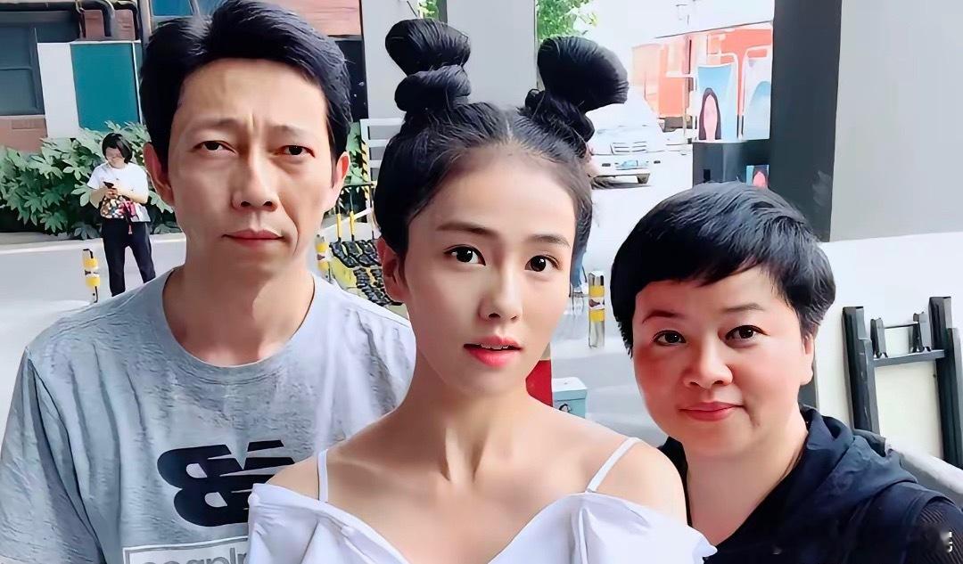 白鹿遗传了爸爸的脸型，妈妈的五官。真是取其精华，白鹿的爸爸长得好像张朝阳。你们是