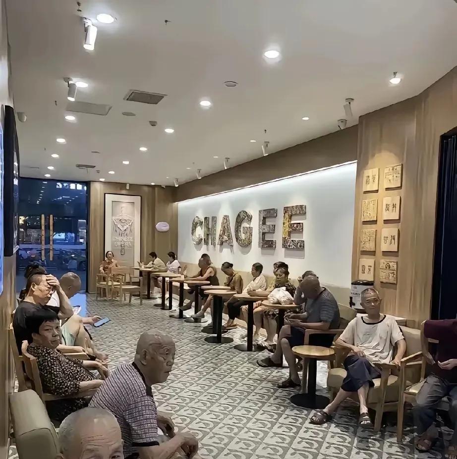 连续高温的日子里，商超常有老人前来纳凉避暑。不少老板会直接关掉空调，或者设法让老