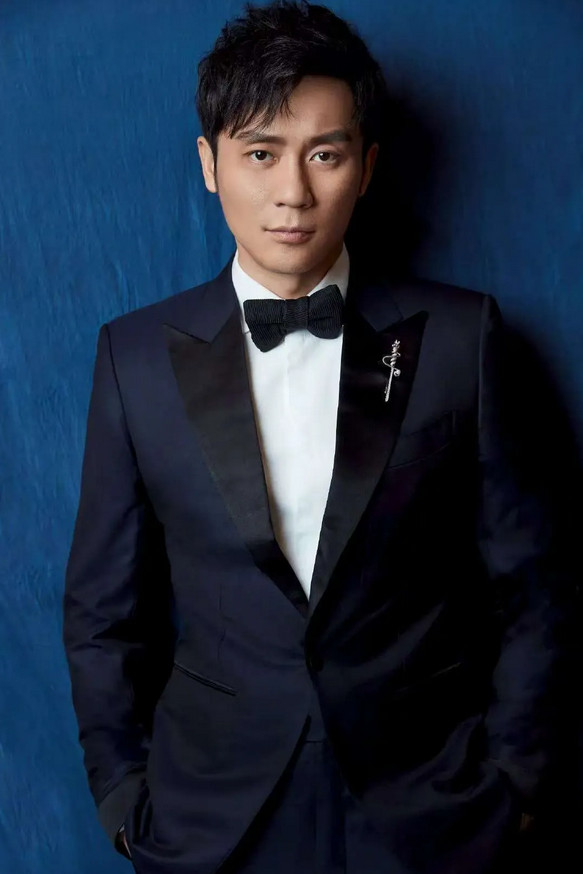 主持人问李晨：“你平时网上购物多吗？”李晨摇了摇头回答：“我不会上网，也不会点