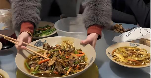 “如果不是故意的，这样的人要远离！”男生带相亲对象去吃饭，女生每次下筷都在男生的