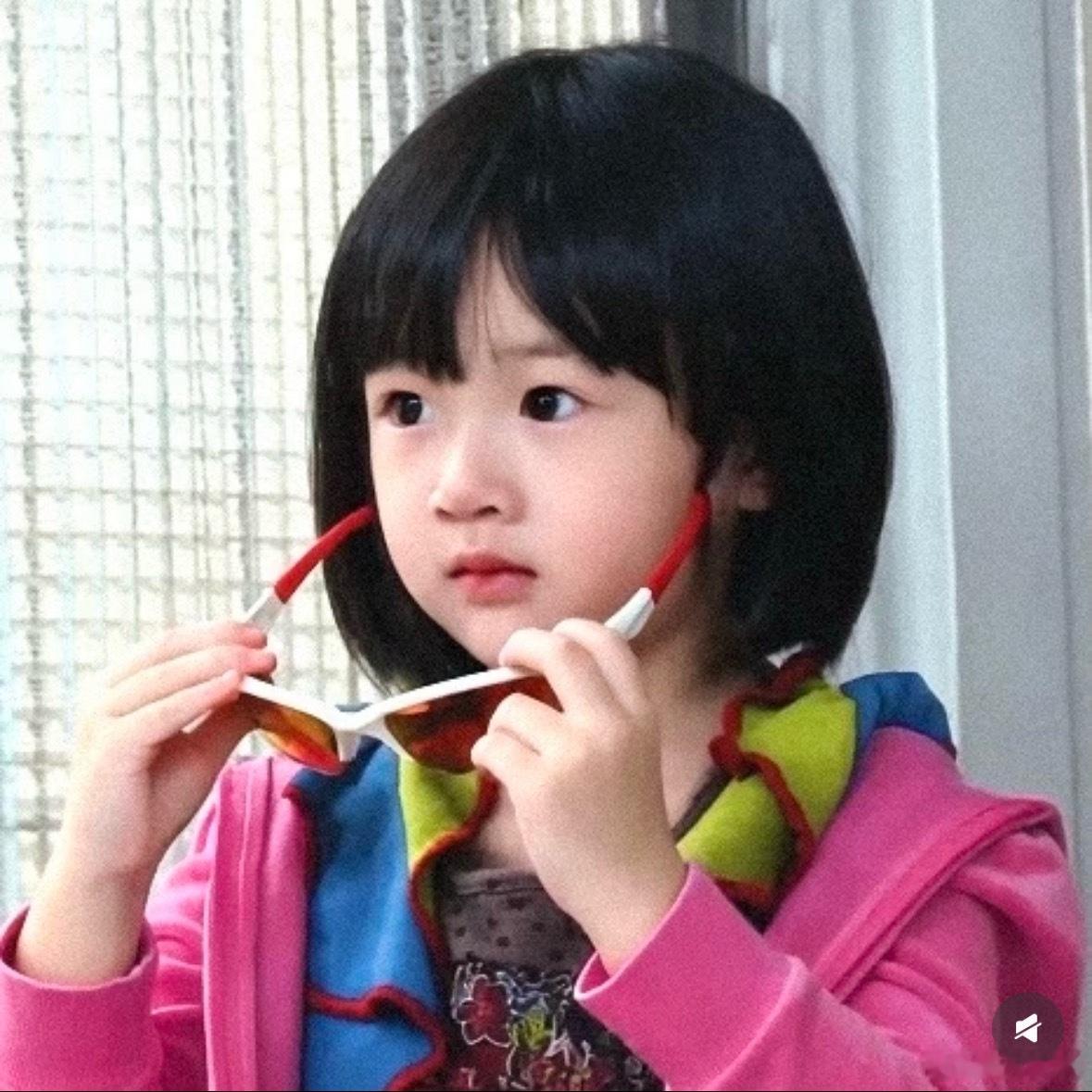 吴尊女儿采访荷兰弟赞达亚小的时候真的可爱晕了，现在长大了变成元气满满的少女。《爸
