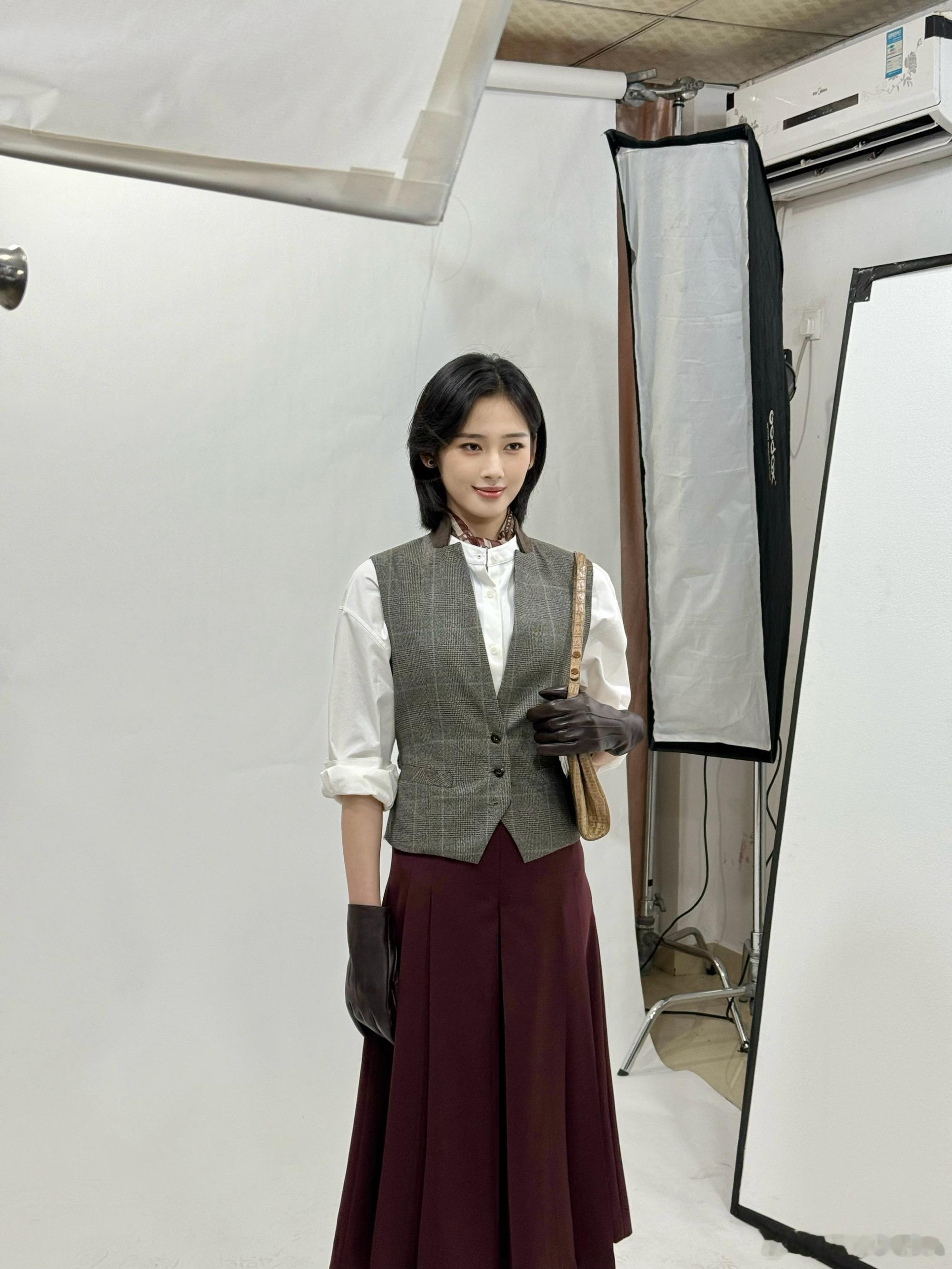 鹤秋长发妹短发姐鹤秋长发短发都精彩长发是她，短发也是她，温柔是她，干练也是她。