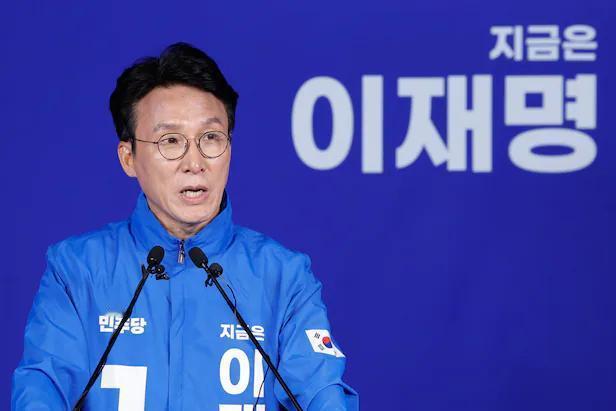李在明政府国务总理的大热门知道是谁吗？这张脸还是挺熟的。民主党首席最高委员