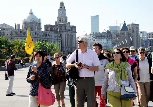 老外来华崩溃实录：中国人，你们怎么不按套路出牌啊！最近，一群老外带着“刻板印象滤