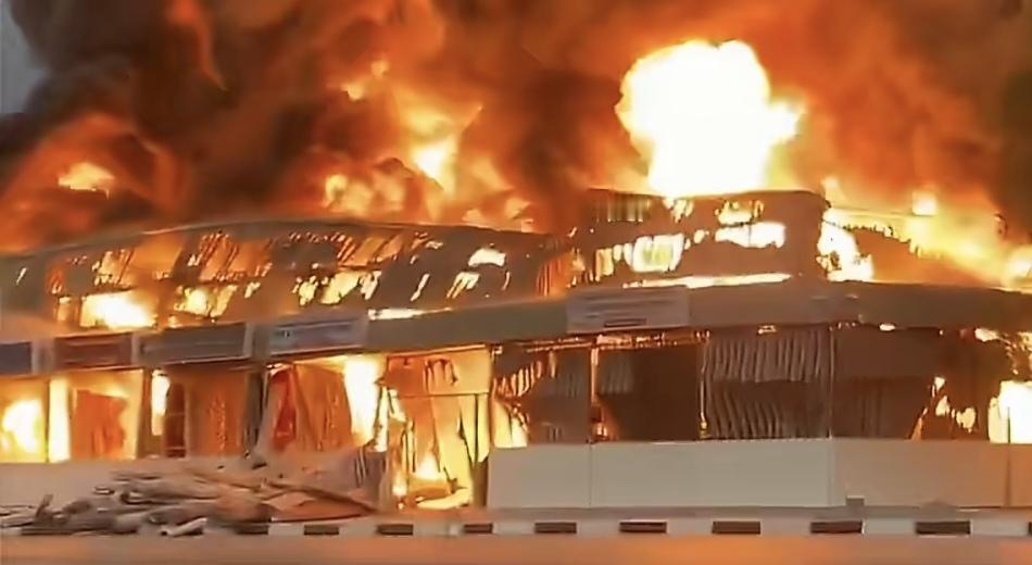 伊朗昨晚多点出击，一通过导弹打击美军阿联酋基地弹药库，二使用无人机打击迪拜机场的