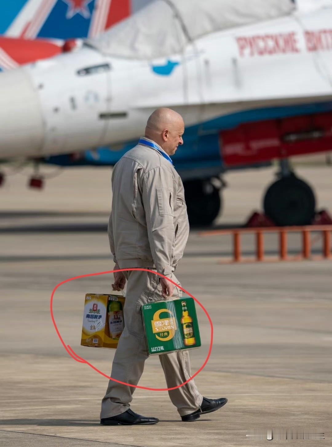 哈哈哈，来南昌参加飞行表演的俄罗斯勇士表演队，瞧瞧他们走的时候都带的什么特产回家