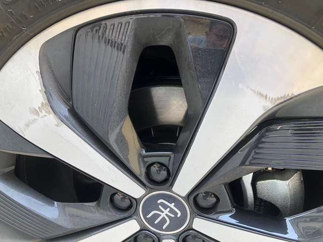 有必要换吗转弯的时候大意了，蹭了下轮毂，车友们看看需要换吗？大概要多少钱啊？