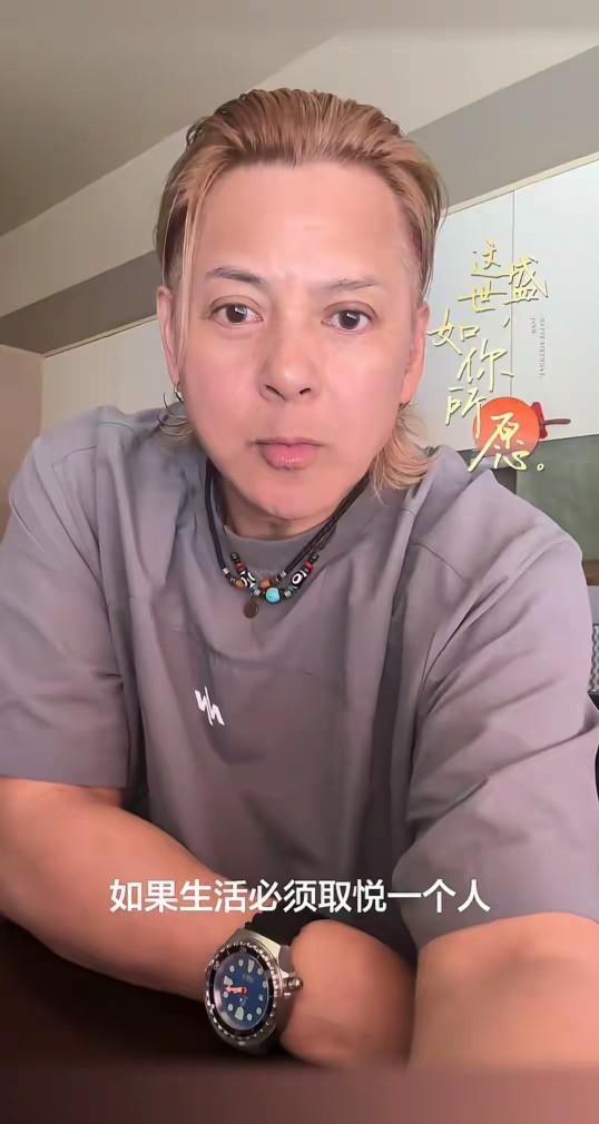 莫少聪估计肠子悔青了，64岁了，看脸像“大姨”，如今像是孤身一人，早年前潇洒