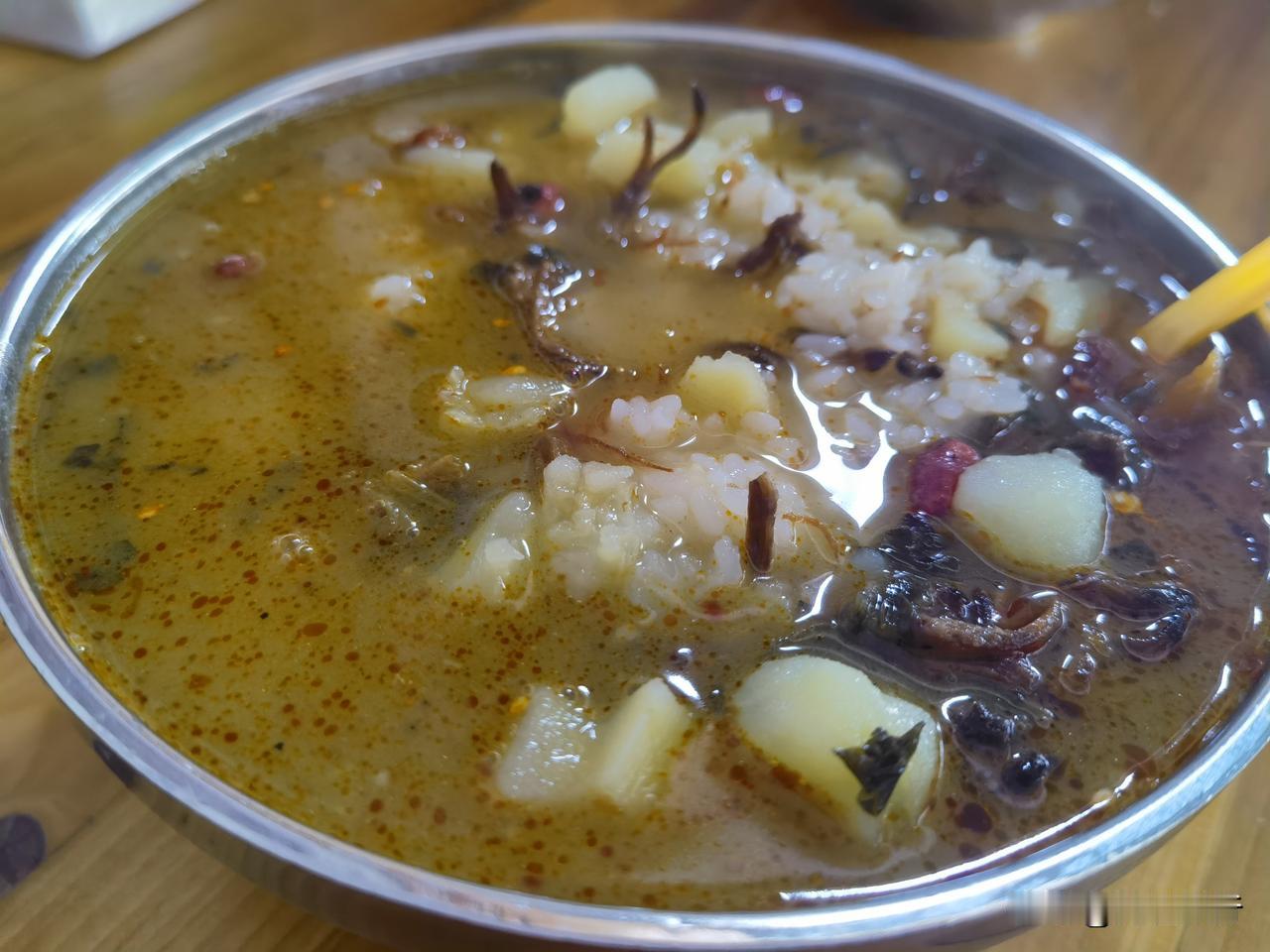 云南普洱市区旅游，戴家巷游玩过程中，偶遇这家当地特色小吃店。味道独特，食客众多。