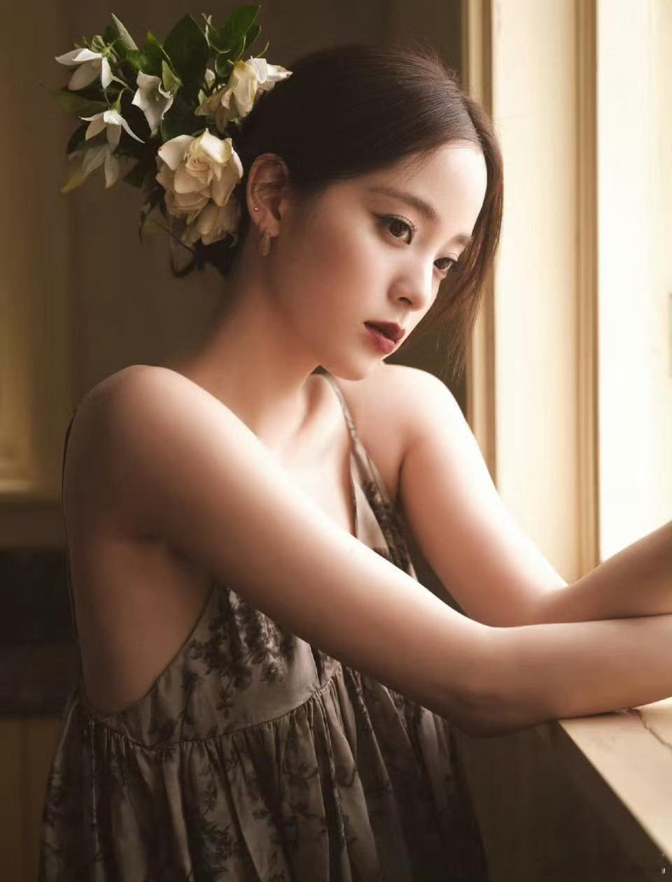 欧阳娜娜的簪花造型也太惊艳了吧！清新甜美中带着灵动气质，完全就是仙女~​​​