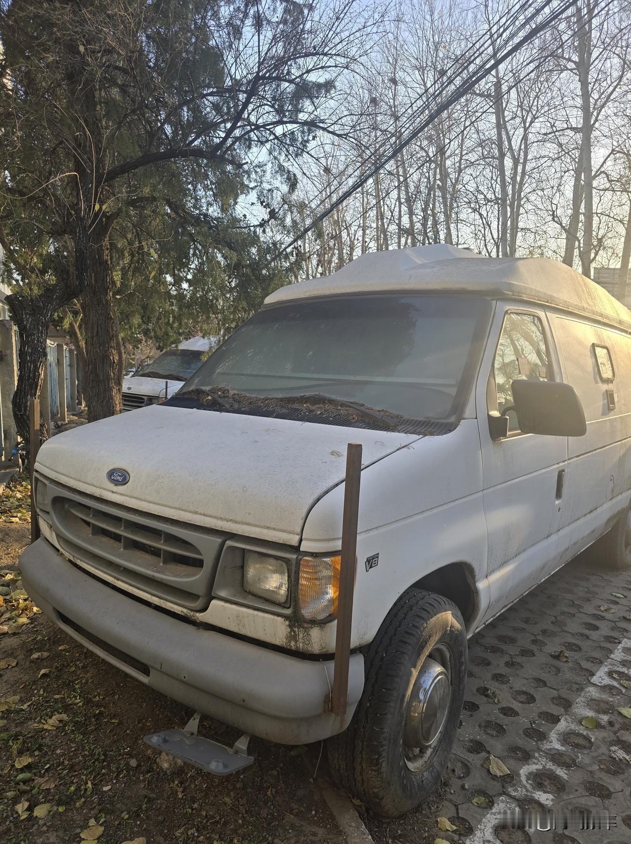 北京首都机场附近偶遇废弃大家伙北京首都机场高速辅路旁边几辆废弃的福特E350，